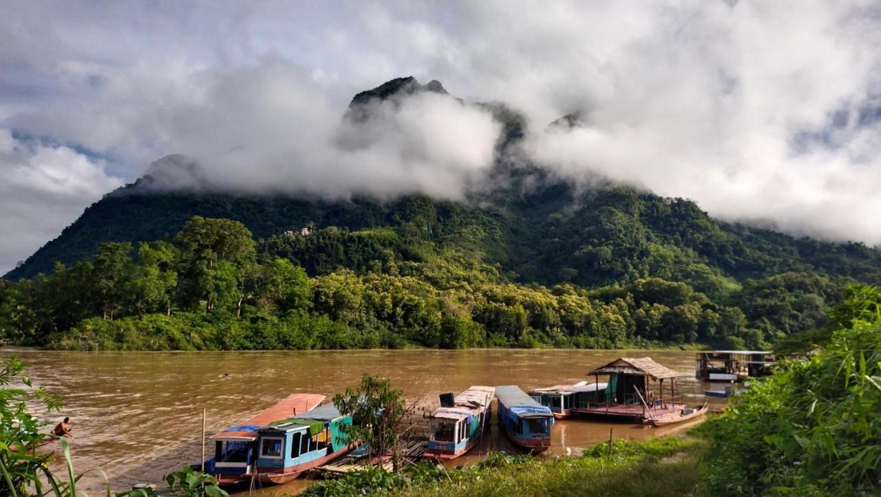 Arthith Guesthouse Nong Khiaw Bagian luar foto